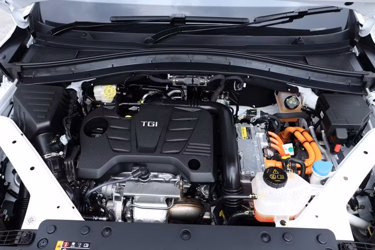 Điểm nhấn đáng chú ý nhất của MG HS PHEV 2020 chính là hệ truyền động plug-in hybrid, bao gồm máy xăng 4 xi-lanh, tăng áp, dung tích 1,5 lít và mô-tơ điện. Động cơ xăng tạo ra công suất tối đa 162 mã lực và mô-men xoắn cực đại 250 Nm. Hai con số tương ứng của mô-tơ điện là 122 mã lực và 230 Nm. Tổng cộng, MG HS PHEV 2020 sở hữu công suất 284 mã lực và 480 Nm nên có thể tăng tốc từ 0-100 km/h trong thời gian 7,5 giây.