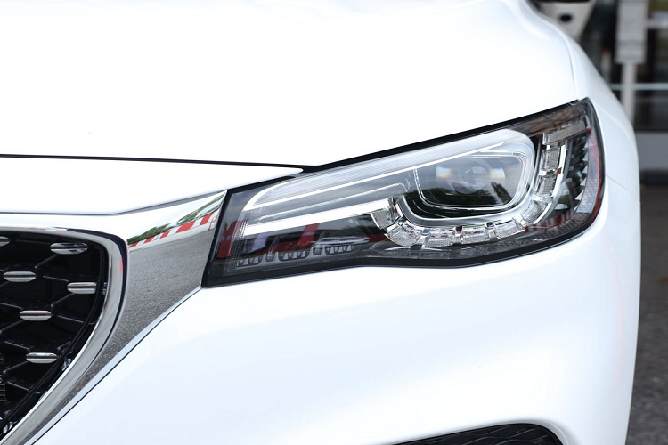 Đắt hơn bản thường nhưng MG HS PHEV thế hệ mới đồng thời lại tiết kiệm xăng hơn nhiều. Theo đó, mẫu SUV 5 chỗ này sở hữu lượng xăng tiêu thụ trung bình là 65 km/lít (khoảng 1,53 lít/100 km).