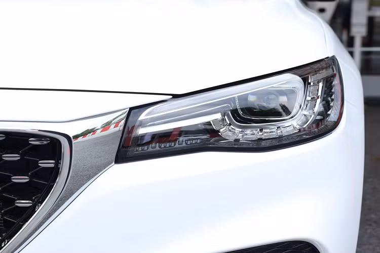 Đắt hơn bản thường nhưng MG HS PHEV thế hệ mới đồng thời lại tiết kiệm xăng hơn nhiều. Theo đó, mẫu SUV 5 chỗ này sở hữu lượng xăng tiêu thụ trung bình là 65 km/lít (khoảng 1,53 lít/100 km).