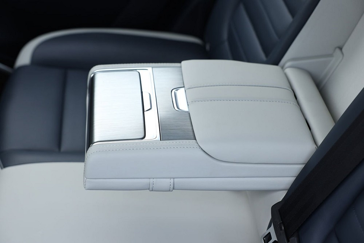 Thêm vào đó là hệ thống điều hòa tự động 2 vùng với cửa gió hàng ghế sau, gương chiếu hậu chống chói, hệ thống lọc bụi mịn PM 2.5, cửa mở không cần chìa khóa, khởi động máy bằng nút bấm và cửa cốp chỉnh điện.