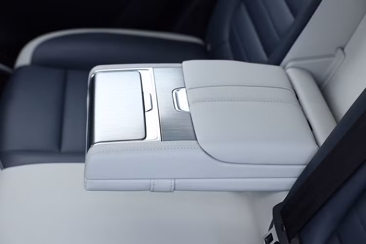 Thêm vào đó là hệ thống điều hòa tự động 2 vùng với cửa gió hàng ghế sau, gương chiếu hậu chống chói, hệ thống lọc bụi mịn PM 2.5, cửa mở không cần chìa khóa, khởi động máy bằng nút bấm và cửa cốp chỉnh điện.