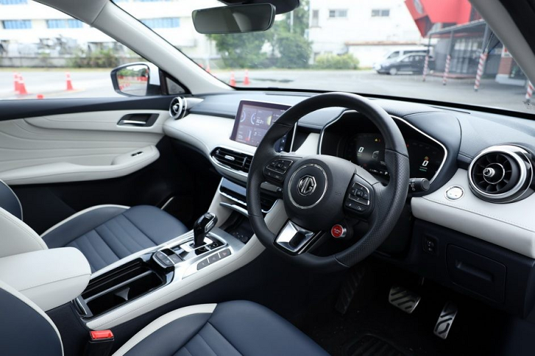 Đèn pha LED với tính năng bật/tắt tự động, tích hợp dải đèn LED định vị ban ngày