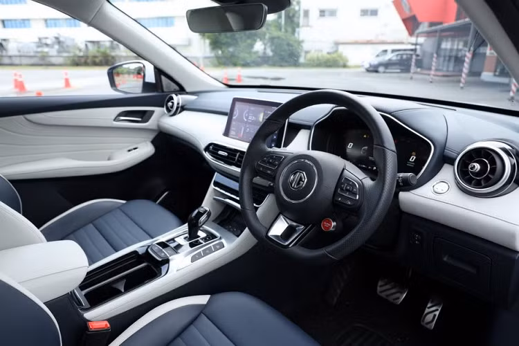 Đèn pha LED với tính năng bật/tắt tự động, tích hợp dải đèn LED định vị ban ngày