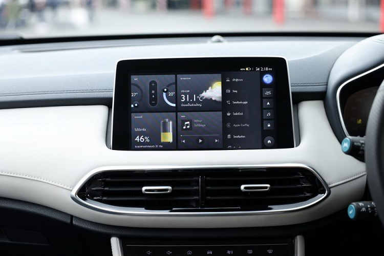 Thêm vào đó là bộ vành hợp kim 18 inch với thiết kế 5 chấu kép. Bên trong MG HS PHEV 2020 tại thị trường Thái Lan là không gian nội thất bọc da phối 2 màu trắng - xanh đậm và có thêm chất liệu Alcantara. Xe được trang bị ghế trước ôm lấy thân người ngồi, ghế lái chỉnh điện 6 hướng, ghế phụ lái chỉnh điện 4 hướng, cửa sổ trời toàn cảnh Panorama,