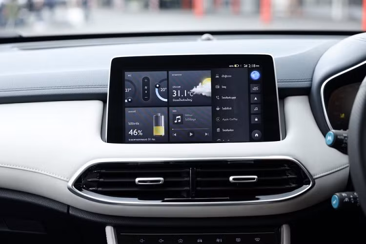 Thêm vào đó là bộ vành hợp kim 18 inch với thiết kế 5 chấu kép. Bên trong MG HS PHEV 2020 tại thị trường Thái Lan là không gian nội thất bọc da phối 2 màu trắng - xanh đậm và có thêm chất liệu Alcantara. Xe được trang bị ghế trước ôm lấy thân người ngồi, ghế lái chỉnh điện 6 hướng, ghế phụ lái chỉnh điện 4 hướng, cửa sổ trời toàn cảnh Panorama,