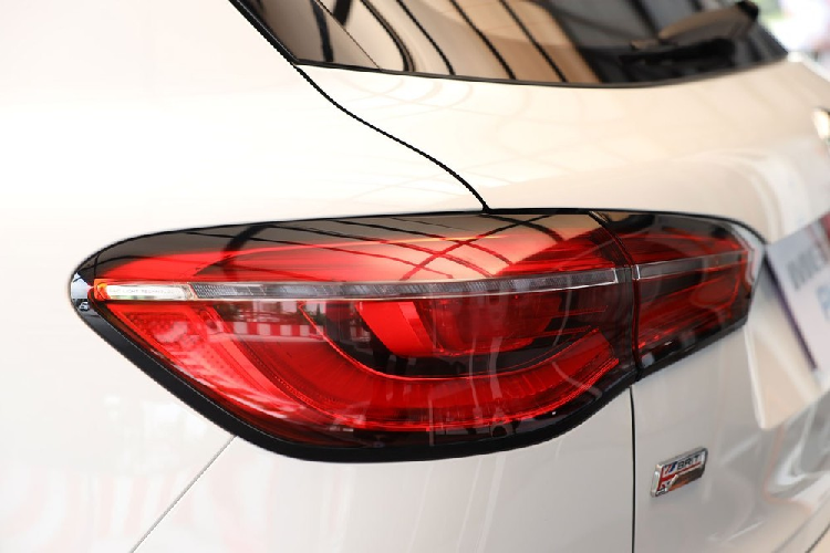 Trừ động cơ, MG HS PHEV 2020 trông chẳng khác gì phiên bản thường. Xe cũng được trang bị lưới tản nhiệt "cánh đồng sao"...