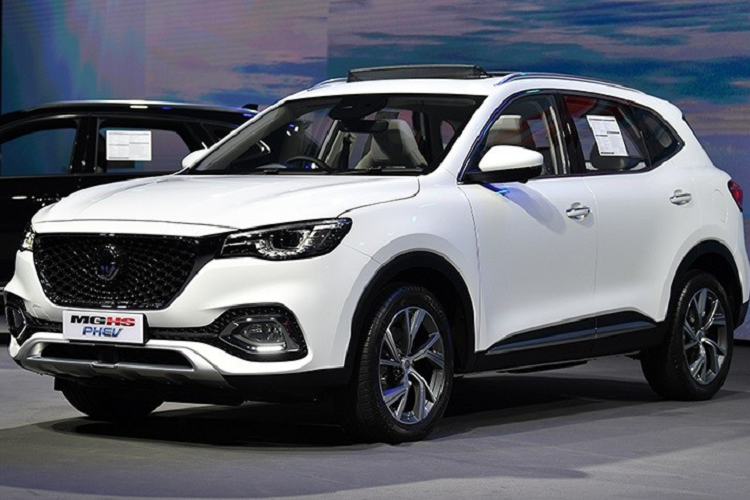 Cuối cùng là những hệ thống an toàn và hỗ trợ người lái ADAS khá đầy đủ với hệ thống cảnh báo điểm mù, cảnh báo chệch làn đường, hỗ trợ giữ làn đường, hỗ trợ chuyển làn đường, cảnh báo phương tiện cắt ngang khi lùi, cảnh báo va chạm khi mở cửa, hệ thống kiểm soát hành trình thích ứng, hỗ trợ lái xe khi tắc đường, hỗ trợ va chạm phía trước, đèn pha tự động và camera 360 độ.