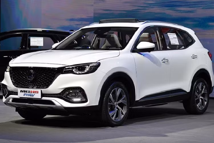 Cuối cùng là những hệ thống an toàn và hỗ trợ người lái ADAS khá đầy đủ với hệ thống cảnh báo điểm mù, cảnh báo chệch làn đường, hỗ trợ giữ làn đường, hỗ trợ chuyển làn đường, cảnh báo phương tiện cắt ngang khi lùi, cảnh báo va chạm khi mở cửa, hệ thống kiểm soát hành trình thích ứng, hỗ trợ lái xe khi tắc đường, hỗ trợ va chạm phía trước, đèn pha tự động và camera 360 độ.