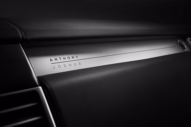 “Trận tranh tài tiếp theo của tôi sẽ có sự góp mặt của chiếc Range Rover đặc biệt này. Với việc sinh sống tại thủ đô London trong khi thường xuyên thực hiện các buổi tập tại thành phố Sheffield, tôi luôn phải dành nhiều thời gian di chuyển trên đường.