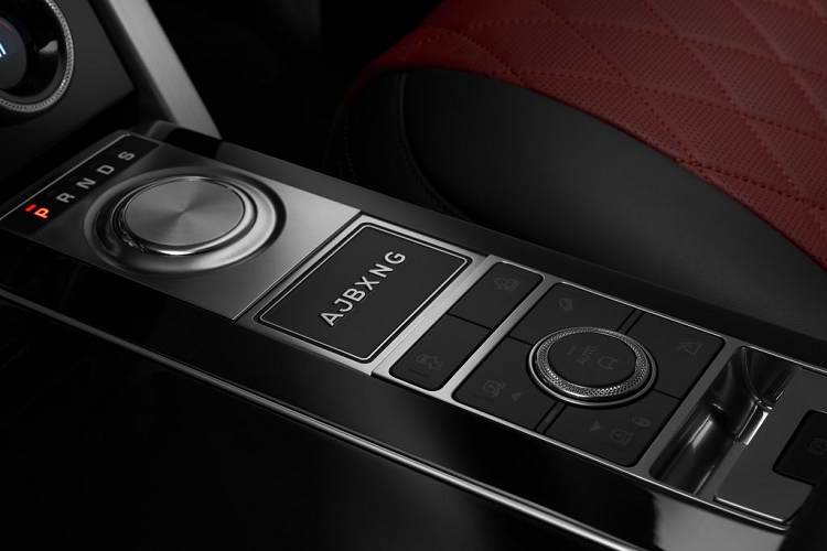 Không chỉ vậy, chiếc xe còn như một cột mốc đánh dấu 4 danh hiệu trong sự nghiệp của tôi. Cuối cùng, tôi phải cảm ơn đội ngũ tại Bộ phận Cá nhân hóa Land Rover vì biến ý tưởng của tôi thành sự thật,” trích lời nhà vô địch thế giới môn boxing hạng nặng.