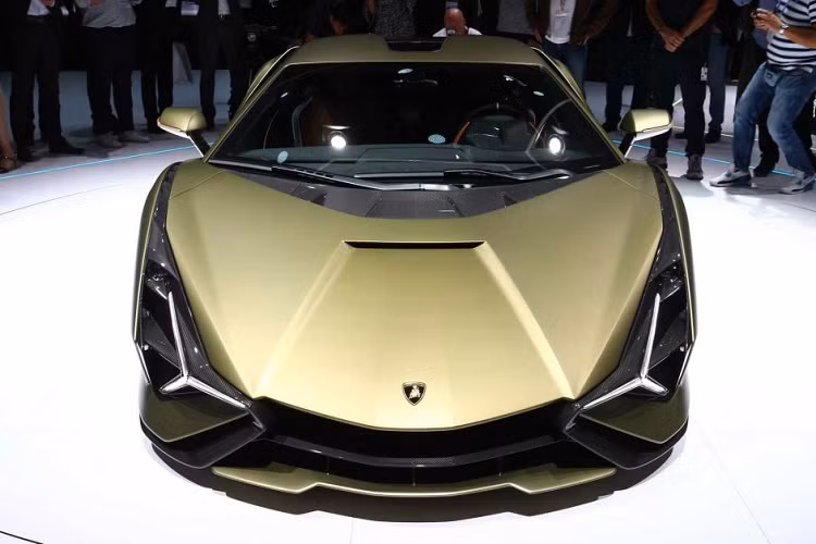 Siêu xe Lamborghini Sián FKP 37 là mẫu xe hybrid thương mại đầu tiên của Lamborghini, nó được trang bị động cơ V12 điện khí hóa với bộ siêu tụ và mô-tơ điện tích hợp trực tiếp vào hộp số, cho phép loại bỏ quãng trễ khi xe lên và xuống số. Chiếc Lamborghini V12 này sở hữu công suất cực đại 808 mã lực, cho phép tăng tốc lên 100 km/h trong chỉ 2,8 giây và tốc độ tối đa đạt trên 350 km/h.