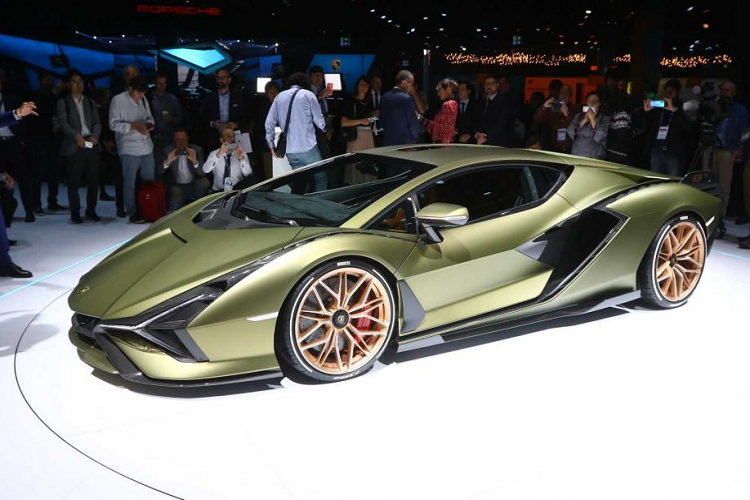 “Lamborghini Sián đại diện cho bước đầu tiên trong lộ trình điện khí hóa của Lamborghini và nó thúc đẩy động cơ V12 thế hệ tiếp theo của chúng tôi,” ông Stefano Domenicali, CEO của Lamborghini cho biết. “Tên gọi Sián của nó, có nghĩa là tia sét, theo ngôn ngữ bản địa Bolognese, biểu thị sự điện khí hóa đầu tiên của một chiếc Lamborghini”.