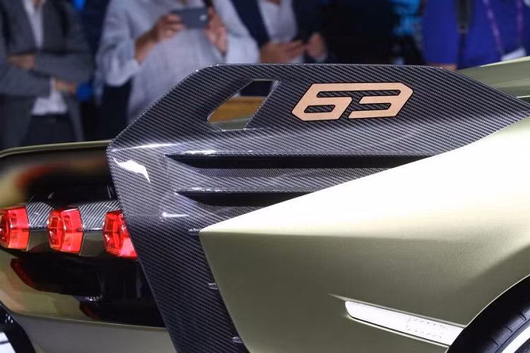 Theo như trang tin đăng thông tin bán chiếc Sián FKP 37này, đơn vị rao bán là Mansory, hãng độ xe nổi tiếng đến từ Đức. Có vẻ như không chỉ có những nhà sưu tập và các đại lý đang săn lừng những chiếc xe giới hạn để kiếm lời mà giờ đây các hãng độ cũng đã tham gia vào thị trường béo bở này.