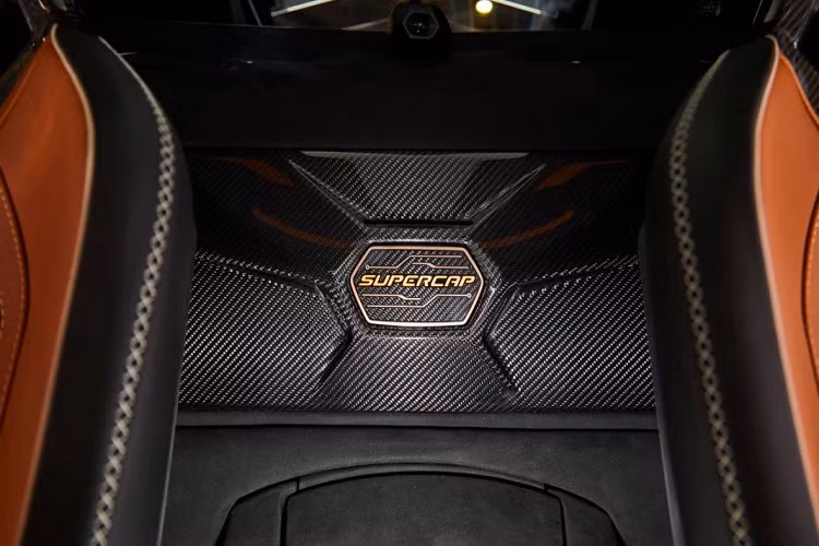 Sau đó, đến lượt Centenario, Aventador SV và mới nhất là Veneno với một chiếc Veneno Roadster có giá trị lên đến hơn 8 triệu USD. Có lẽ vì thế, những chiếc siêu xe được sản xuất giới hạn đang trở thành những miếng mồi ngon cho những nhà buôn xe khắp thế giới.