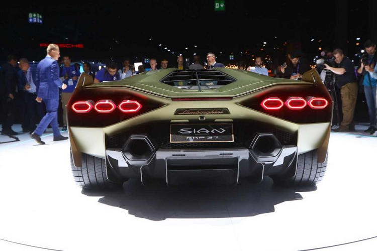 Tuy nhiên, đây không phải là lần đầu tiên những chiếc Lamborghini có giá bán lại cao hơn cả giá bán mới đến từ hãng. Trước đây, Lamborghini Reventón và biến thể mui trần của nó đã được bán lại ở mức trên dưới một triệu Đô-la và Murcielago LP670-4 SV cũng được bán với giá cao hơn khoảng 100.000 USD.