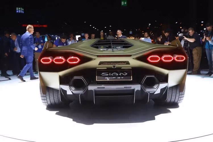 Tuy nhiên, đây không phải là lần đầu tiên những chiếc Lamborghini có giá bán lại cao hơn cả giá bán mới đến từ hãng. Trước đây, Lamborghini Reventón và biến thể mui trần của nó đã được bán lại ở mức trên dưới một triệu Đô-la và Murcielago LP670-4 SV cũng được bán với giá cao hơn khoảng 100.000 USD.