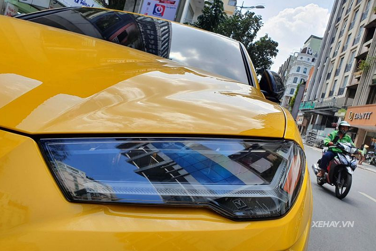 Kết thúc các nâng cấp ở bên ngoài, khoang cabin của Lamborghini Urus tiếp tục khiến dân tình choáng ngợp vì có quá nhiều bộ phận độ carbon độc đáo, nhất là khu vực táp-lô xe, dường như ốp carbon được sử dụng ở mọi ngóc ngách như màn hình, cụm điều khiển trung tâm, cụm đồng hồ sau lái...