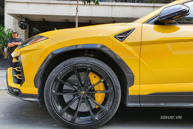 Ước tính giá xe Lamborghini Urus khi về Việt Nam khoảng 20 - 26 tỷ đồng (chưa gồm chi phí lăn bánh), tùy thuộc từng trang bị trên mỗi chiếc xe.