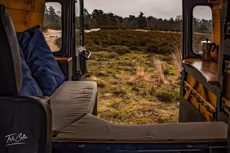 Để tăng không gian sống, Collier đã lắp đặt một phần nóc mở lên trên ở phía sau. Đối với vấn đề điện, chiếc xe có mang một bộ ắc quy 110 amp-giờ với hệ thống sạc CTEK. Một máy sưởi chạy dầu công suất 2 kilowatt với bình nhiên liệu 5 lít là thứ giữ ấm cabin khi về đêm. Các ngăn kéo dưới sàn giúp người dùng có thể chỗ cất giữ đồ đạc. Một chiếc đệm mút đóng vai trò vừa là chỗ ngồi vừa là chỗ ngủ.