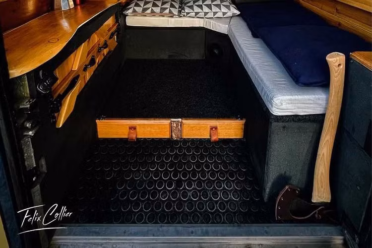 Hệ thống treo nâng và bộ lốp xe địa hình BF Goodrich giúp xử lý các điều kiện mặt đường gồ ghề. Để có thêm khả năng off-road, chiếc xe cũng có một ống thở để tăng độ sâu khi lội nước và một tấm bảo vệ phía trước để chống đỡ gầm xe.