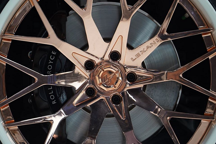 Ryan đã quyết định mang đến một ngoại hình hoàn toàn khác biệt cho chiếc Ghost của mình. Phá bỏ hình tượng khuôn mẫu của một chiếc xe sang Anh Quốc, anh đã lựa chọn gói nâng cấp ngoại thất đến từ thương hiệu Nhật Bản Office-K. Gói nâng cấp này mang đến cho chiếc xe phần cản trước sau, ốp hông, vè bánh,… mới.