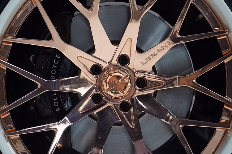 Ryan đã quyết định mang đến một ngoại hình hoàn toàn khác biệt cho chiếc Ghost của mình. Phá bỏ hình tượng khuôn mẫu của một chiếc xe sang Anh Quốc, anh đã lựa chọn gói nâng cấp ngoại thất đến từ thương hiệu Nhật Bản Office-K. Gói nâng cấp này mang đến cho chiếc xe phần cản trước sau, ốp hông, vè bánh,… mới.