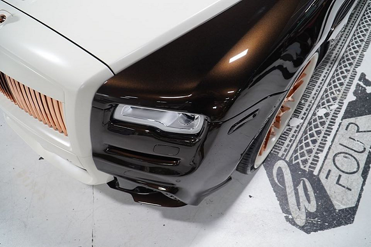 Chiếc xe được phối màu lại với 3 màu sắc độc đáo với màu sắc nâu “Candy Brown” với hiệu ứng ánh kim chủ đạo. Kết hợp với đó chính là các chi tiết màu trắng mờ như nắp capo, phần cản trước.