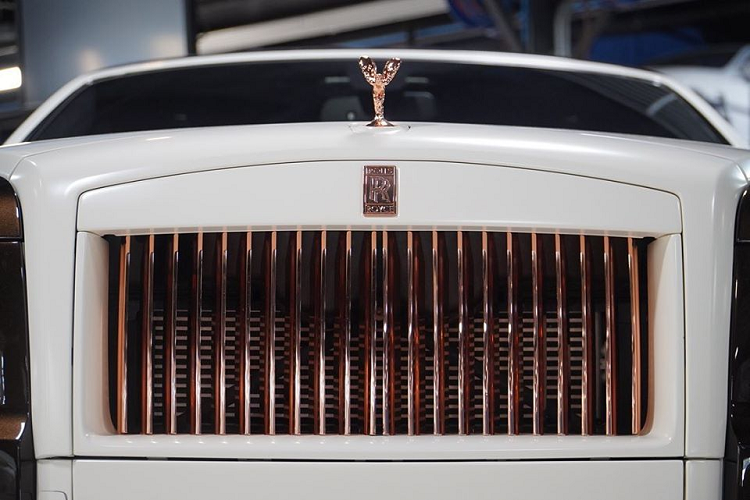 Xe được trang bị bộ mâm Lexani Morocco cỡ lớn với phần phuộc nâng hạ gầm, đem lại một vẻ ngoài đầy hầm hố cho chiếc Rolls-Royce Ghost độc đáo. Bộ mâm này cũng được sơn màu trắng nhám với vàng hồng – tương tự phong cách phối trên phần thân xe. Cùm phanh cũng được làm lại với màu vàng hồng đầy cá tính.