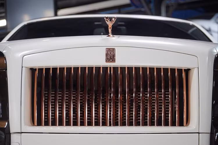 Xe được trang bị bộ mâm Lexani Morocco cỡ lớn với phần phuộc nâng hạ gầm, đem lại một vẻ ngoài đầy hầm hố cho chiếc Rolls-Royce Ghost độc đáo. Bộ mâm này cũng được sơn màu trắng nhám với vàng hồng – tương tự phong cách phối trên phần thân xe. Cùm phanh cũng được làm lại với màu vàng hồng đầy cá tính.