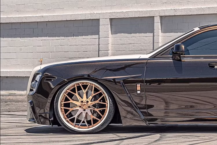 Đi kèm với các tùy chọn và các lựa chọn về cá nhân hóa, những chiếc Ghost dần trở nên độc đáo, không còn “dập khuôn” như thuở ban đầu. Đó là một trong những lý do khiến chiếc sedan siêu sang Rolls-Royce Ghost được khá nhiều người ưa chuộng, từ những doanh nhân cho tới những văn nghệ sĩ nổi tiếng.