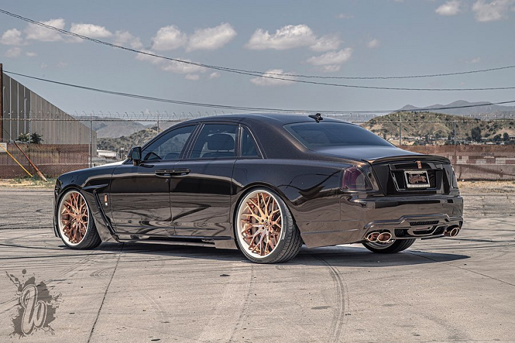 Chiếc xe thuộc phiên bản trục cơ sở ngắn. Nếu ở phiên bản trục cơ sở kéo dài EWB, chiếc Rolls-Royce Ghost sẽ dài hơn khoảng 17cm. Điều này đồng nghĩa với việc khoang hành khách phía sau sẽ rộng rãi hơn, thoải mái hơn.