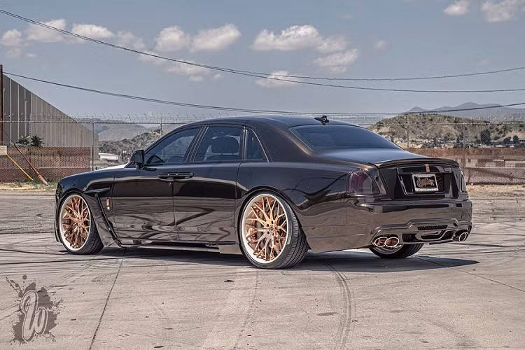 Chiếc xe thuộc phiên bản trục cơ sở ngắn. Nếu ở phiên bản trục cơ sở kéo dài EWB, chiếc Rolls-Royce Ghost sẽ dài hơn khoảng 17cm. Điều này đồng nghĩa với việc khoang hành khách phía sau sẽ rộng rãi hơn, thoải mái hơn.