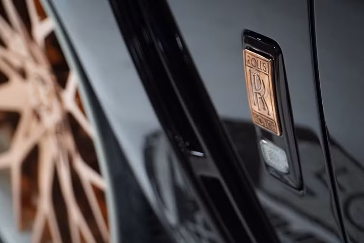 Ngoài ra, các chi tiết chrome trên xe đều được mạ lại màu vàng hồng “Rose Gold” – màu sắc đang là xu thế trong một vài năm trở lại đây. Các chi tiết như lưới tản nhiệt, logo Spirit of Ecstasy, chụp ống xả đều được mạ màu vàng hồng đầy sang trọng, phù hợp với phong cách phối màu của chiếc xe.