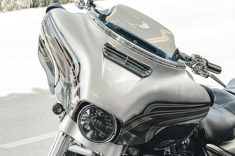 Nguyên bản, ghi-đông của Street Glide được đặt thấp, vừa tầm để người lái thoải mái trong các hành trình xa. Chủ xe đã thay ghi-đông cao hơn đến từ thương hiệu Factory 47. Phong cách ghi-đông đặt cao khá thịnh hành trong giới độ Harley-Davidson.