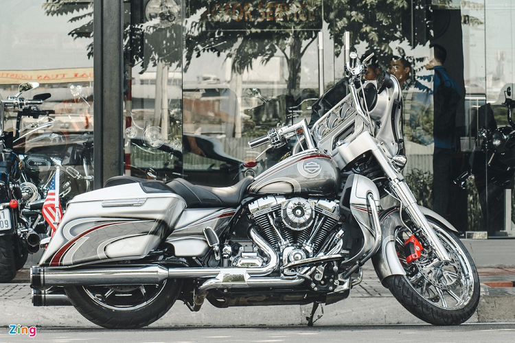 Bản thân một chiếc Harley-Davidson gắn mác CVO đã được hoàn thiện thủ công bởi những người thợ bậc thầy của hãng xe Mỹ. Do đó, chủ xe không thay đổi quá nhiều ở thân xe mà chỉ nâng cấp một số trang bị.