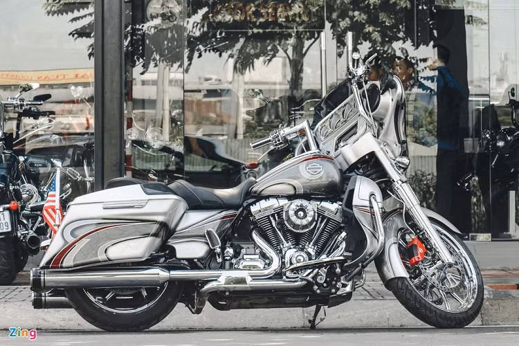 Bản thân một chiếc Harley-Davidson gắn mác CVO đã được hoàn thiện thủ công bởi những người thợ bậc thầy của hãng xe Mỹ. Do đó, chủ xe không thay đổi quá nhiều ở thân xe mà chỉ nâng cấp một số trang bị.