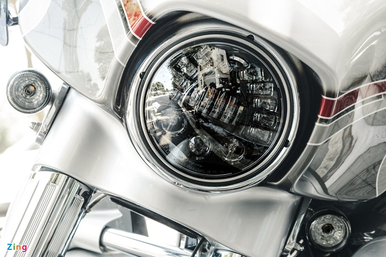 Cụm đèn pha kiểu cyclops nguyên bản được thay bằng bộ đèn LED của JW Speaker. Không chỉ tăng vẻ thẩm mỹ cho xe, hệ thống đèn mới còn có công nghệ thích ứng, có thể chiếu sáng theo góc lái.
