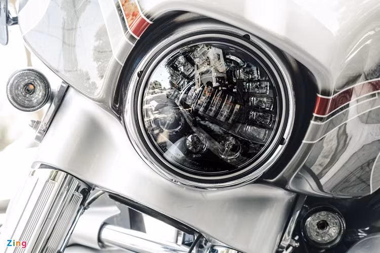 Cụm đèn pha kiểu cyclops nguyên bản được thay bằng bộ đèn LED của JW Speaker. Không chỉ tăng vẻ thẩm mỹ cho xe, hệ thống đèn mới còn có công nghệ thích ứng, có thể chiếu sáng theo góc lái.