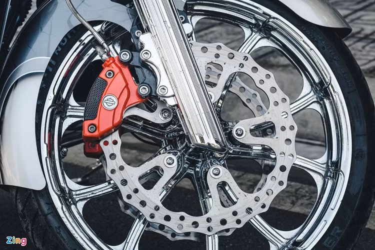 Di chuyển xuống phía dưới, xe được trang bị mâm trước đa chấu mạ chrome kích thước lên đến 21 inch. Đi kèm mâm mới là cặp đĩa phanh cỡ lớn của Arlen Ness. Kẹp phanh cũng chuyển sang thương hiệu Brembo.