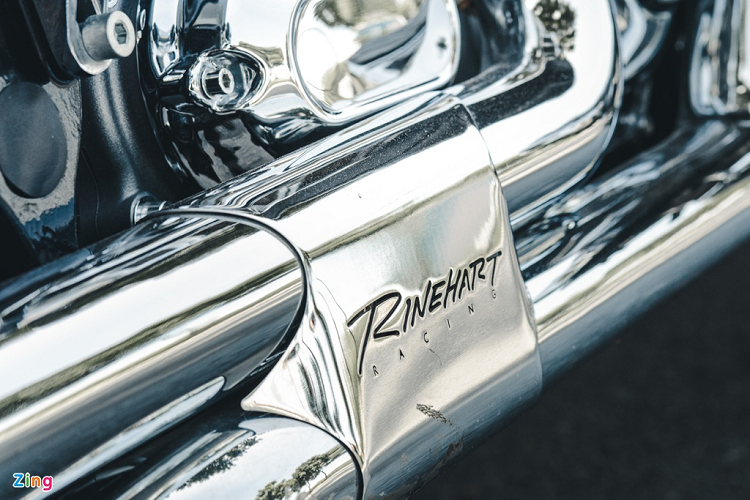 Ngoài ra, xe được trang bị hệ thống ống xả full system hoàn toàn mới đến từ Rinehart. Hệ thống này với phần ống có đường kính 4,5 inch. Riêng hệ thống ống xả có giá khoảng 1.500 USD tại Mỹ. 