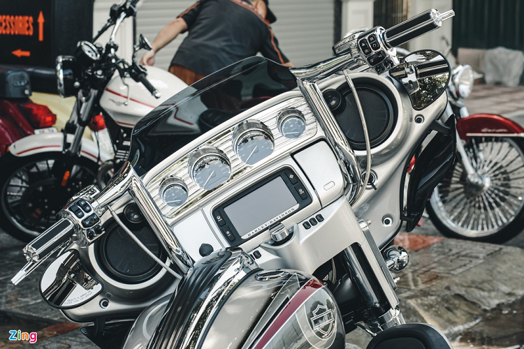 Ở khu vực điều khiển, chiếc Street Glide CVO gần như được thay đổi toàn bộ. Mặt ốp bảng đồng hồ nguyên bản được thay bằng thương hiệu Arlen Ness. Toàn bộ tay nắm, tay côn và tay phanh đều được thay bằng loại của Arlen Ness.