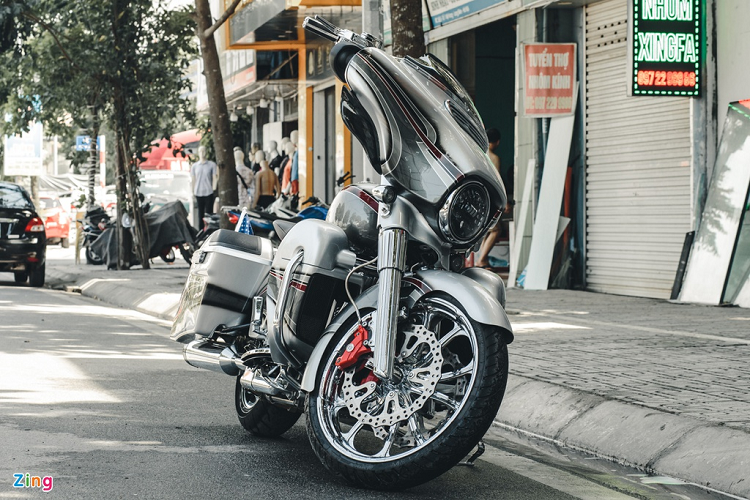 Để bảo vệ giảm xóc trước, chủ xe đang trang bị ốp che giảm xóc của Arlen Ness. Để phù hợp với mâm trước cỡ lớn, chắn bùn trước cũng được thay loại lớn hơn.