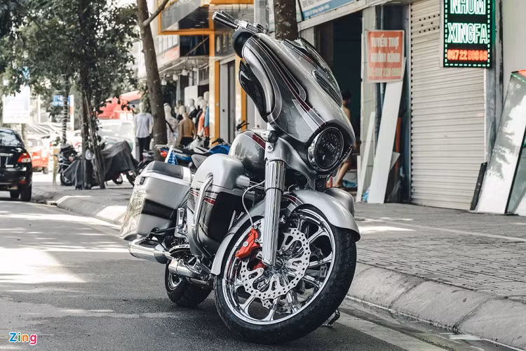 Để bảo vệ giảm xóc trước, chủ xe đang trang bị ốp che giảm xóc của Arlen Ness. Để phù hợp với mâm trước cỡ lớn, chắn bùn trước cũng được thay loại lớn hơn.