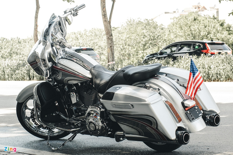 Với mức giá gần 2 tỷ đồng, chiếc Harley-Davidson Street Glide CVO đời 2016 vẫn chưa thực sự làm thỏa mãn chủ nhân. Do đó, chủ xe tiếp tục "đắp tiền" lên chiếc Street Glide CVO với loạt trang bị hàng hiệu.