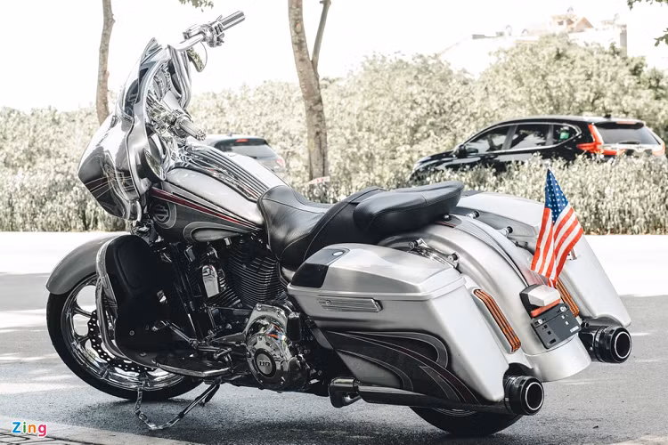 Với mức giá gần 2 tỷ đồng, chiếc Harley-Davidson Street Glide CVO đời 2016 vẫn chưa thực sự làm thỏa mãn chủ nhân. Do đó, chủ xe tiếp tục "đắp tiền" lên chiếc Street Glide CVO với loạt trang bị hàng hiệu.