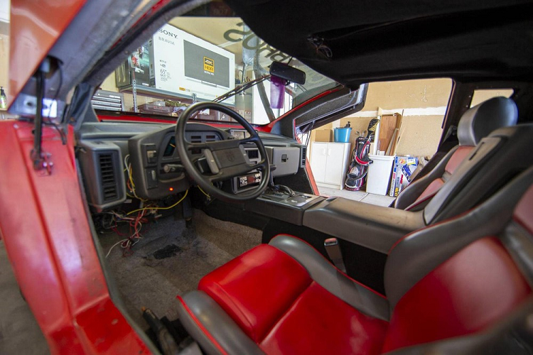 Khỏi phải nói, đây đương nhiên không phải công suất cấp độ siêu xe mà chúng ta mong đợi. Đối với nội thất, chiếc xe có bảng đồng hồ lấy từ Chevrolet Cavalier và ghế ngồi 2 tông màu, cũng như hệ thống radio AM/FM.