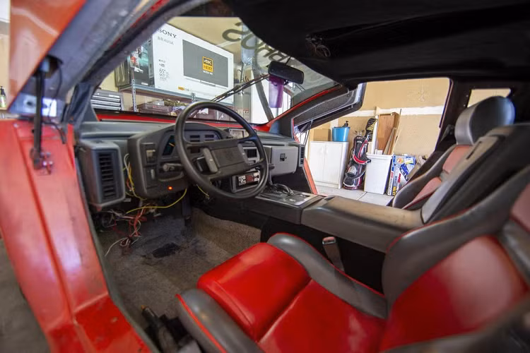 Khỏi phải nói, đây đương nhiên không phải công suất cấp độ siêu xe mà chúng ta mong đợi. Đối với nội thất, chiếc xe có bảng đồng hồ lấy từ Chevrolet Cavalier và ghế ngồi 2 tông màu, cũng như hệ thống radio AM/FM.