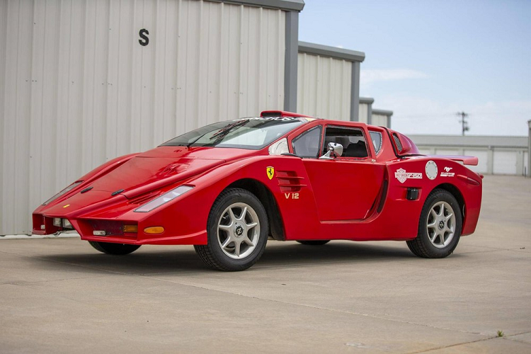 Ferrari Enzo là một siêu xe nổi tiếng mà chắc người mê xe nào cũng biết. Mẫu xe đặc biệt này được đặt tên theo nhà sáng lập của thương hiệu xe Ý lừng danh, và vì thế, nó là một trong những siêu xe nổi tiếng nhất từng ra đời, nhưng chiếc Enzo ở đây thì không được bình thường cho lắm. Chính xác hơn, nó là một chiếc Ferrari Enzo giả mạo được chế tạo từ Pontiac Fiero 1986, và nó từng sự chú ý của một số người nổi tiếng như người dẫn chương trình Jay Leno.