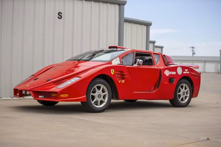 Ferrari Enzo là một siêu xe nổi tiếng mà chắc người mê xe nào cũng biết. Mẫu xe đặc biệt này được đặt tên theo nhà sáng lập của thương hiệu xe Ý lừng danh, và vì thế, nó là một trong những siêu xe nổi tiếng nhất từng ra đời, nhưng chiếc Enzo ở đây thì không được bình thường cho lắm. Chính xác hơn, nó là một chiếc Ferrari Enzo giả mạo được chế tạo từ Pontiac Fiero 1986, và nó từng sự chú ý của một số người nổi tiếng như người dẫn chương trình Jay Leno.