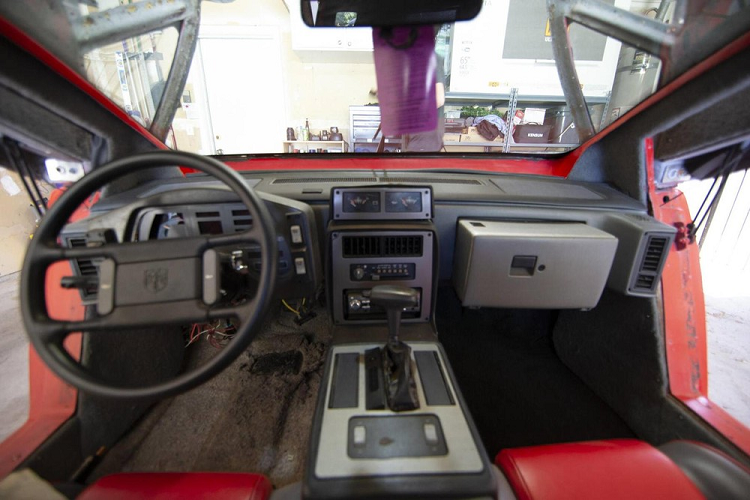 Vậy chiếc Ferrari Enzo hàng nhái này có những gì? Ngoại thất xe có cửa cắt kéo, bộ la-zăng Z Racing cỡ 15 inch, một ống xả thẳng, và một tấm che động cơ V12 giả. Thực tế, xe vẫn sử dụng động cơ V6 dung tích 2.8 lít sản sinh 140 mã lực và 230 Nm mô-men xoắn cực đại.